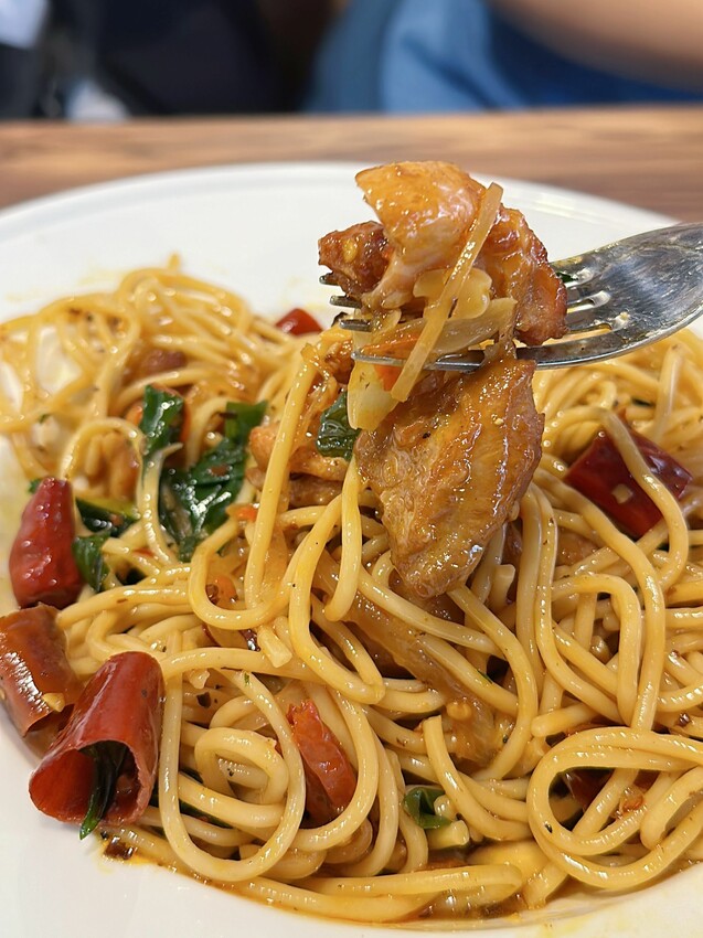 台中市西屯區[台中西屯] SP夏帕義大利麵 逢甲店｜季節限定-粉雪奶霜草莓塔 ｜滿滿18顆新鮮草莓 好拍又好吃｜逢甲平價義大利麵｜室內空間超大｜內附菜單 - 萍姐愛分享