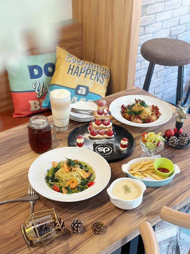 台中市西屯區[台中西屯] SP夏帕義大利麵 逢甲店｜季節限定-粉雪奶霜草莓塔 ｜滿滿18顆新鮮草莓 好拍又好吃｜逢甲平價義大利麵｜室內空間超大｜內附菜單 - 萍姐愛分享