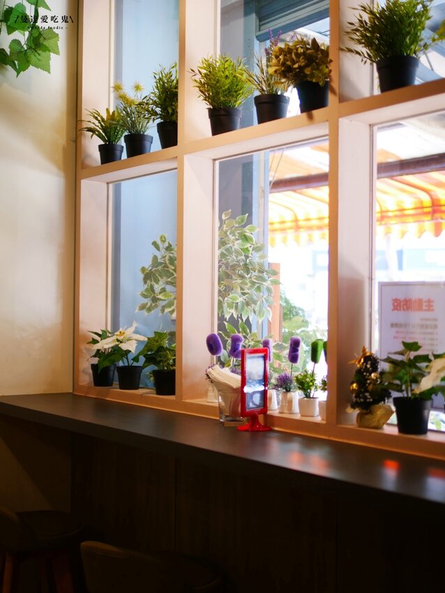 太澎湃!用厚片法式吐司夾的三明治真的第一次看到啦『佬法室 Vieux Chambre』軟嫩金黃歐姆蛋好吃推推!新竹美食|新竹早午餐|園區美食 - 曼達愛吃鬼