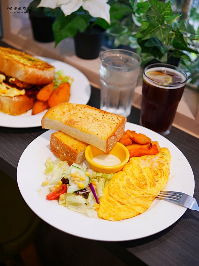 太澎湃!用厚片法式吐司夾的三明治真的第一次看到啦『佬法室 Vieux Chambre』軟嫩金黃歐姆蛋好吃推推!新竹美食|新竹早午餐|園區美食 - 曼達愛吃鬼