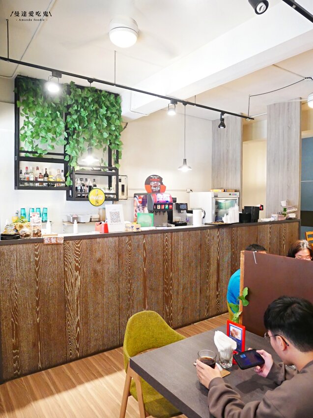 太澎湃!用厚片法式吐司夾的三明治真的第一次看到啦『佬法室 Vieux Chambre』軟嫩金黃歐姆蛋好吃推推!新竹美食|新竹早午餐|園區美食 - 曼達愛吃鬼