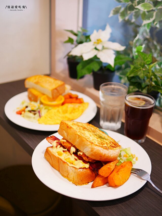 太澎湃!用厚片法式吐司夾的三明治真的第一次看到啦『佬法室 Vieux Chambre』軟嫩金黃歐姆蛋好吃推推!新竹美食|新竹早午餐|園區美食 - 曼達愛吃鬼