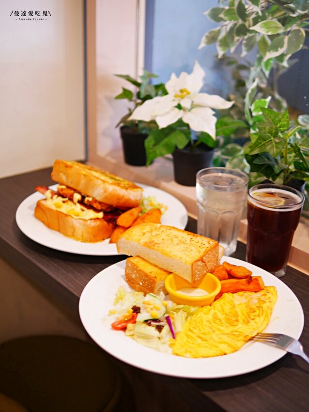 太澎湃!用厚片法式吐司夾的三明治真的第一次看到啦『佬法室 Vieux Chambre』軟嫩金黃歐姆蛋好吃推推!新竹美食|新竹早午餐|園區美食 - 曼達愛吃鬼