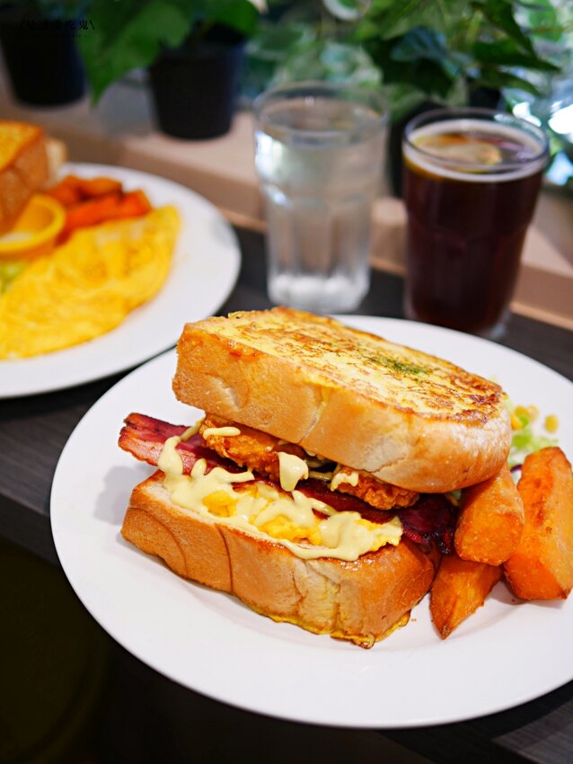 太澎湃!用厚片法式吐司夾的三明治真的第一次看到啦『佬法室 Vieux Chambre』軟嫩金黃歐姆蛋好吃推推!新竹美食|新竹早午餐|園區美食 - 曼達愛吃鬼