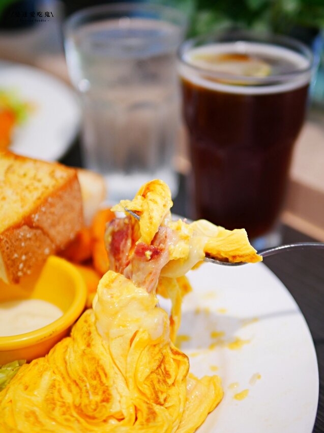 太澎湃!用厚片法式吐司夾的三明治真的第一次看到啦『佬法室 Vieux Chambre』軟嫩金黃歐姆蛋好吃推推!新竹美食|新竹早午餐|園區美食 - 曼達愛吃鬼