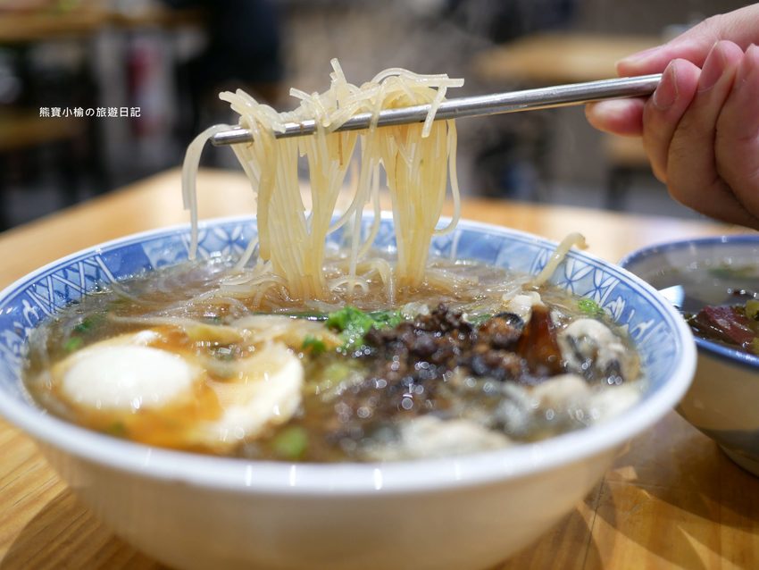 【台中東區美食】阿蓮米粉湯,台中後火車站60年老店,改走文青風古早味麵店!內文附詳細菜單價位介紹。 @熊寶小榆の旅遊日記