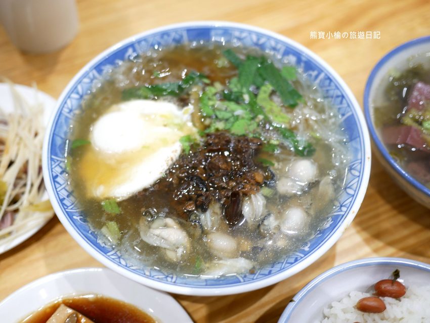 【台中東區美食】阿蓮米粉湯,台中後火車站60年老店,改走文青風古早味麵店!內文附詳細菜單價位介紹。 @熊寶小榆の旅遊日記