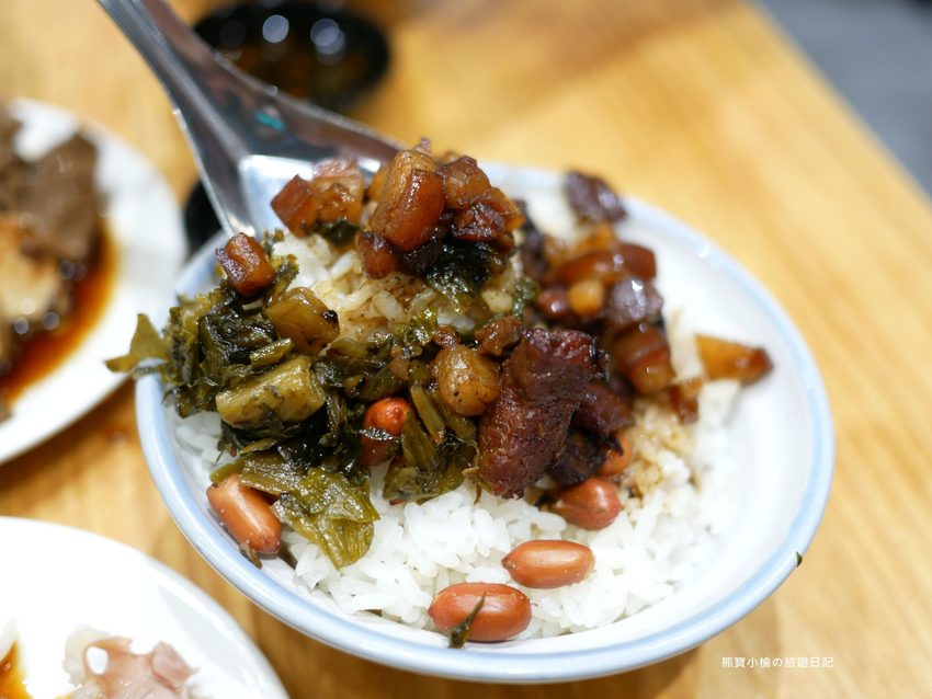 【台中東區美食】阿蓮米粉湯,台中後火車站60年老店,改走文青風古早味麵店!內文附詳細菜單價位介紹。 @熊寶小榆の旅遊日記