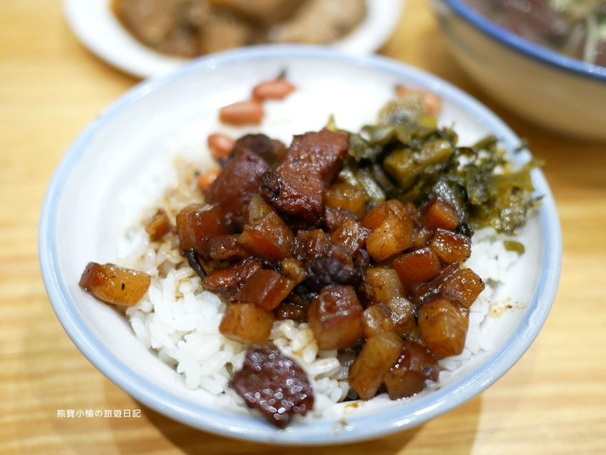 【台中東區美食】阿蓮米粉湯,台中後火車站60年老店,改走文青風古早味麵店!內文附詳細菜單價位介紹。 @熊寶小榆の旅遊日記