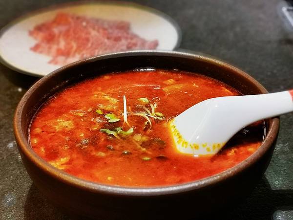 忠孝新生美食推薦 碳探和牛專門店-新鮮海膽 松葉蟹 日本頂級和牛入口即化的滋味吃過難忘 三五好友 家聚包場 品好酒吃和牛的美食秘密基地