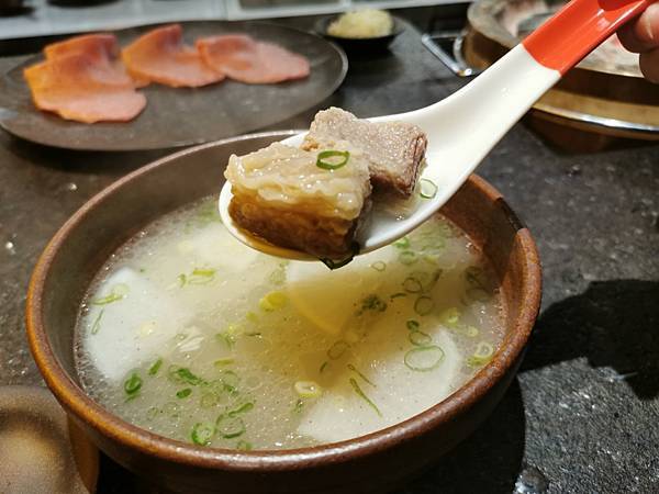 忠孝新生美食推薦 碳探和牛專門店-新鮮海膽 松葉蟹 日本頂級和牛入口即化的滋味吃過難忘 三五好友 家聚包場 品好酒吃和牛的美食秘密基地