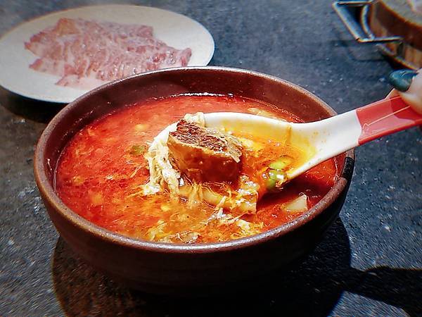 忠孝新生美食推薦 碳探和牛專門店-新鮮海膽 松葉蟹 日本頂級和牛入口即化的滋味吃過難忘 三五好友 家聚包場 品好酒吃和牛的美食秘密基地