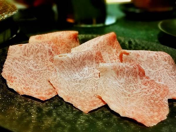 忠孝新生美食推薦 碳探和牛專門店-新鮮海膽 松葉蟹 日本頂級和牛入口即化的滋味吃過難忘 三五好友 家聚包場 品好酒吃和牛的美食秘密基地