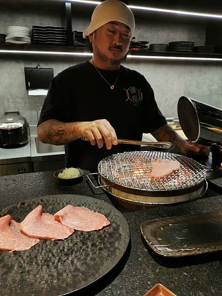 忠孝新生美食推薦 碳探和牛專門店-新鮮海膽 松葉蟹 日本頂級和牛入口即化的滋味吃過難忘 三五好友 家聚包場 品好酒吃和牛的美食秘密基地