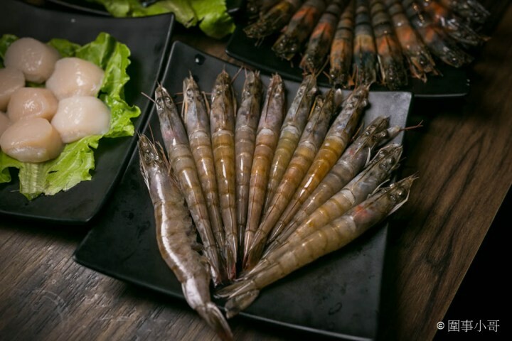 桃園龜山火鍋吃到飽-一年一度的草莓祭登場啦！還有和牛吃到飽通通在巴適經典麻辣鍋～男生女生都愛的金色三麥蜂蜜啤酒暢飲～但請注意飲酒過量有害健康 @圍事小哥的幸福相框