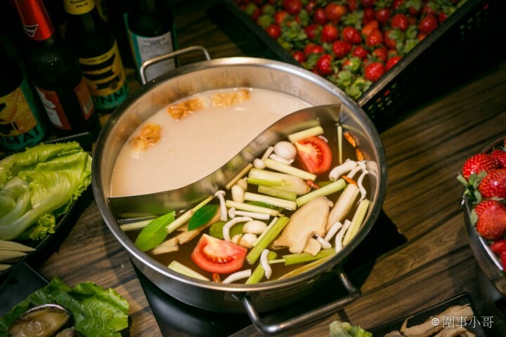 桃園龜山火鍋吃到飽-一年一度的草莓祭登場啦！還有和牛吃到飽通通在巴適經典麻辣鍋～男生女生都愛的金色三麥蜂蜜啤酒暢飲～但請注意飲酒過量有害健康 @圍事小哥的幸福相框