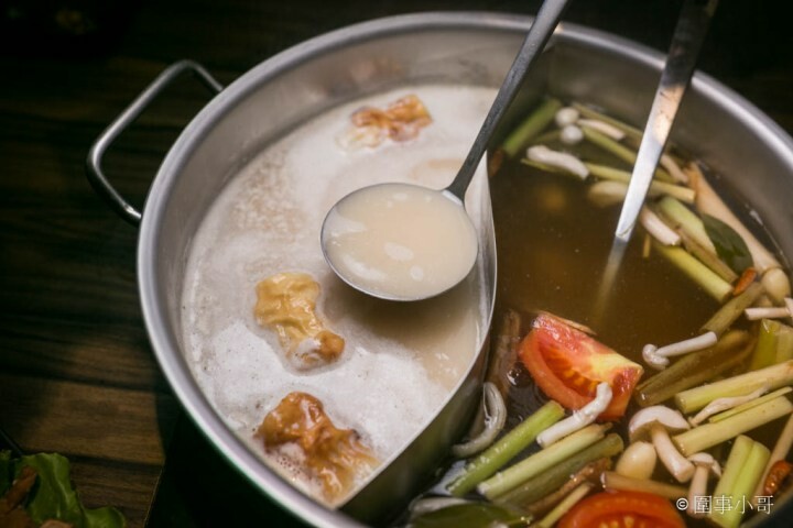 桃園龜山火鍋吃到飽-一年一度的草莓祭登場啦！還有和牛吃到飽通通在巴適經典麻辣鍋～男生女生都愛的金色三麥蜂蜜啤酒暢飲～但請注意飲酒過量有害健康 @圍事小哥的幸福相框