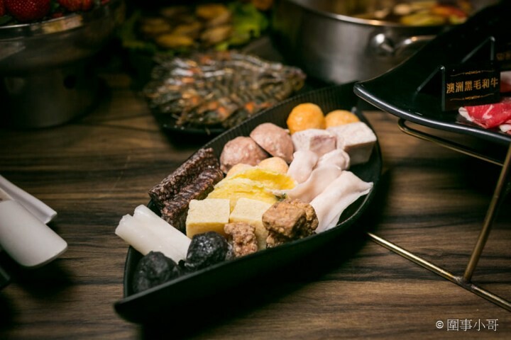 桃園龜山火鍋吃到飽-一年一度的草莓祭登場啦！還有和牛吃到飽通通在巴適經典麻辣鍋～男生女生都愛的金色三麥蜂蜜啤酒暢飲～但請注意飲酒過量有害健康 @圍事小哥的幸福相框