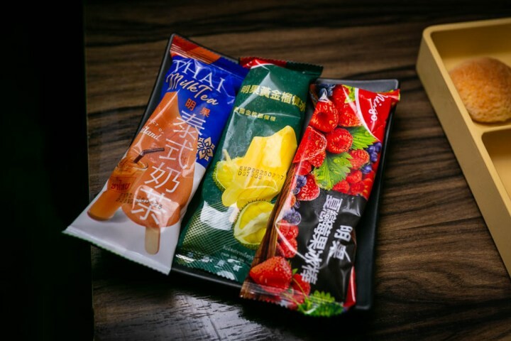 桃園龜山火鍋吃到飽-一年一度的草莓祭登場啦！還有和牛吃到飽通通在巴適經典麻辣鍋～男生女生都愛的金色三麥蜂蜜啤酒暢飲～但請注意飲酒過量有害健康 @圍事小哥的幸福相框