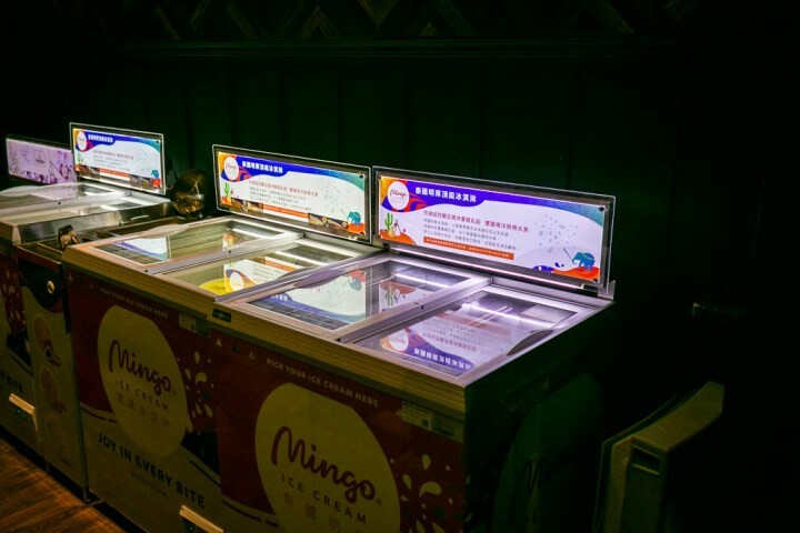 桃園龜山火鍋吃到飽-一年一度的草莓祭登場啦！還有和牛吃到飽通通在巴適經典麻辣鍋～男生女生都愛的金色三麥蜂蜜啤酒暢飲～但請注意飲酒過量有害健康 @圍事小哥的幸福相框