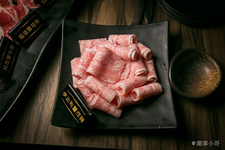 桃園龜山火鍋吃到飽-一年一度的草莓祭登場啦！還有和牛吃到飽通通在巴適經典麻辣鍋～男生女生都愛的金色三麥蜂蜜啤酒暢飲～但請注意飲酒過量有害健康 @圍事小哥的幸福相框