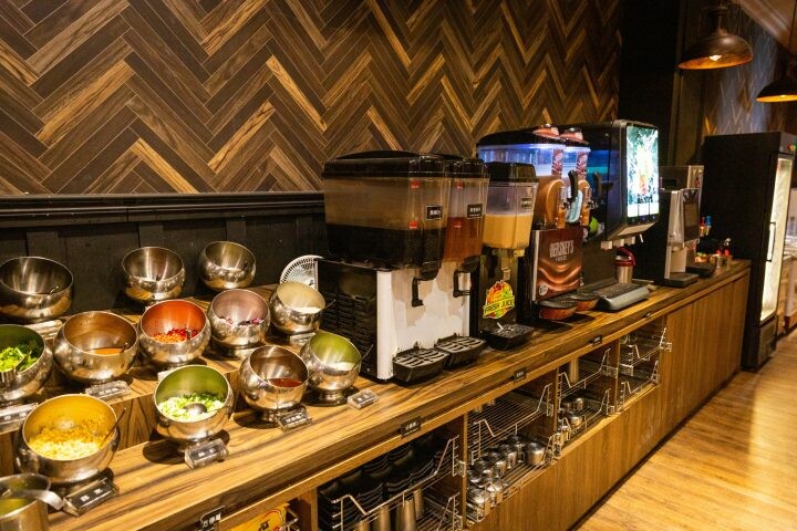 桃園龜山火鍋吃到飽-一年一度的草莓祭登場啦！還有和牛吃到飽通通在巴適經典麻辣鍋～男生女生都愛的金色三麥蜂蜜啤酒暢飲～但請注意飲酒過量有害健康 @圍事小哥的幸福相框