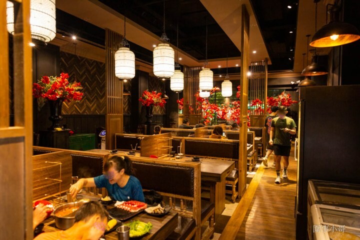 桃園龜山火鍋吃到飽-一年一度的草莓祭登場啦！還有和牛吃到飽通通在巴適經典麻辣鍋～男生女生都愛的金色三麥蜂蜜啤酒暢飲～但請注意飲酒過量有害健康 @圍事小哥的幸福相框