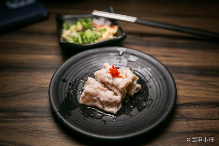 桃園龜山火鍋吃到飽-一年一度的草莓祭登場啦！還有和牛吃到飽通通在巴適經典麻辣鍋～男生女生都愛的金色三麥蜂蜜啤酒暢飲～但請注意飲酒過量有害健康 @圍事小哥的幸福相框