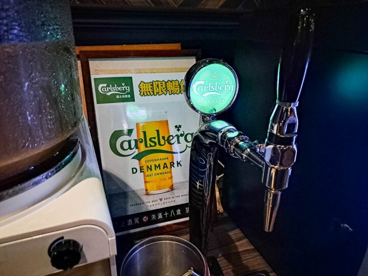 桃園龜山火鍋吃到飽-一年一度的草莓祭登場啦！還有和牛吃到飽通通在巴適經典麻辣鍋～男生女生都愛的金色三麥蜂蜜啤酒暢飲～但請注意飲酒過量有害健康 @圍事小哥的幸福相框