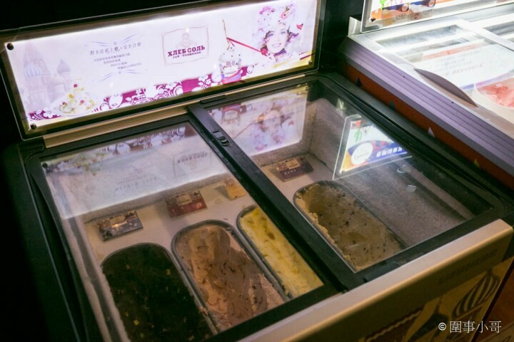 桃園龜山火鍋吃到飽-一年一度的草莓祭登場啦！還有和牛吃到飽通通在巴適經典麻辣鍋～男生女生都愛的金色三麥蜂蜜啤酒暢飲～但請注意飲酒過量有害健康 @圍事小哥的幸福相框