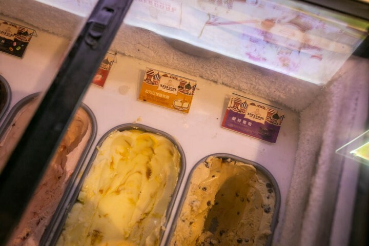 桃園龜山火鍋吃到飽-一年一度的草莓祭登場啦！還有和牛吃到飽通通在巴適經典麻辣鍋～男生女生都愛的金色三麥蜂蜜啤酒暢飲～但請注意飲酒過量有害健康 @圍事小哥的幸福相框