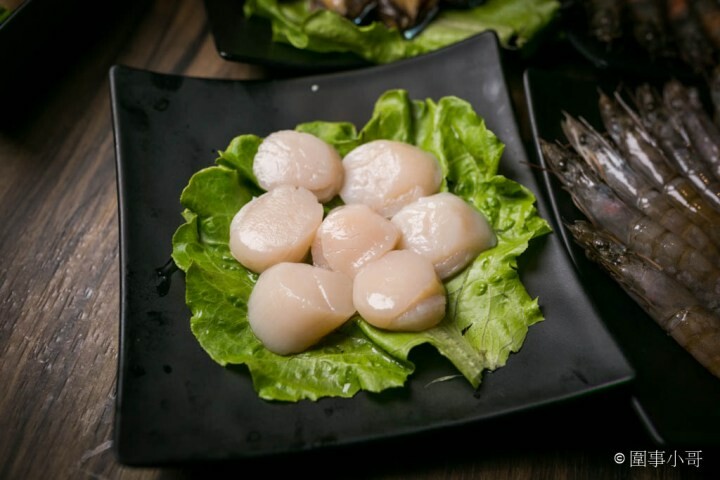 桃園龜山火鍋吃到飽-一年一度的草莓祭登場啦！還有和牛吃到飽通通在巴適經典麻辣鍋～男生女生都愛的金色三麥蜂蜜啤酒暢飲～但請注意飲酒過量有害健康 @圍事小哥的幸福相框