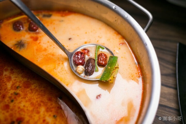 桃園龜山火鍋吃到飽-一年一度的草莓祭登場啦！還有和牛吃到飽通通在巴適經典麻辣鍋～男生女生都愛的金色三麥蜂蜜啤酒暢飲～但請注意飲酒過量有害健康 @圍事小哥的幸福相框