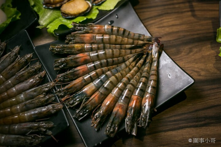 桃園龜山火鍋吃到飽-一年一度的草莓祭登場啦！還有和牛吃到飽通通在巴適經典麻辣鍋～男生女生都愛的金色三麥蜂蜜啤酒暢飲～但請注意飲酒過量有害健康 @圍事小哥的幸福相框