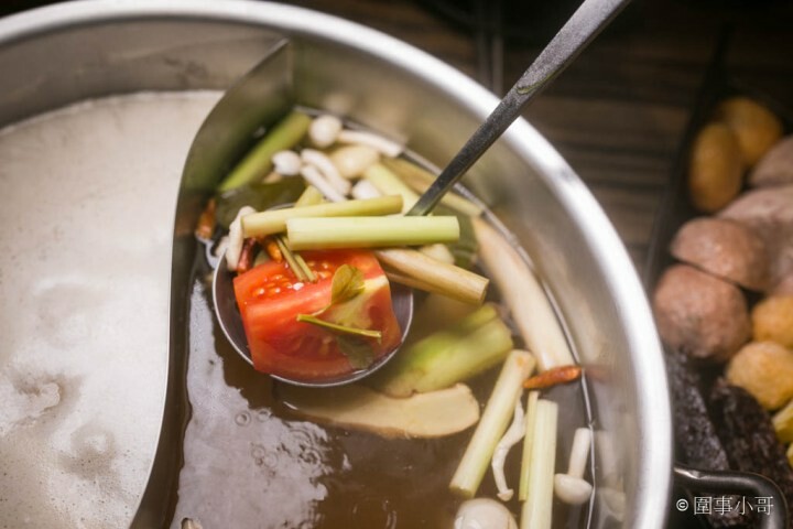 桃園龜山火鍋吃到飽-一年一度的草莓祭登場啦！還有和牛吃到飽通通在巴適經典麻辣鍋～男生女生都愛的金色三麥蜂蜜啤酒暢飲～但請注意飲酒過量有害健康 @圍事小哥的幸福相框