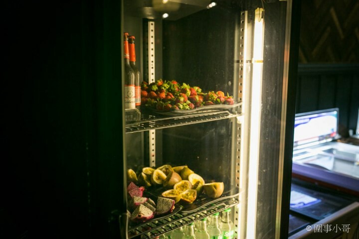 桃園龜山火鍋吃到飽-一年一度的草莓祭登場啦！還有和牛吃到飽通通在巴適經典麻辣鍋～男生女生都愛的金色三麥蜂蜜啤酒暢飲～但請注意飲酒過量有害健康 @圍事小哥的幸福相框