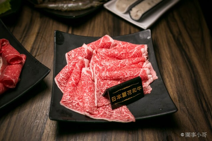 桃園龜山火鍋吃到飽-一年一度的草莓祭登場啦！還有和牛吃到飽通通在巴適經典麻辣鍋～男生女生都愛的金色三麥蜂蜜啤酒暢飲～但請注意飲酒過量有害健康 @圍事小哥的幸福相框