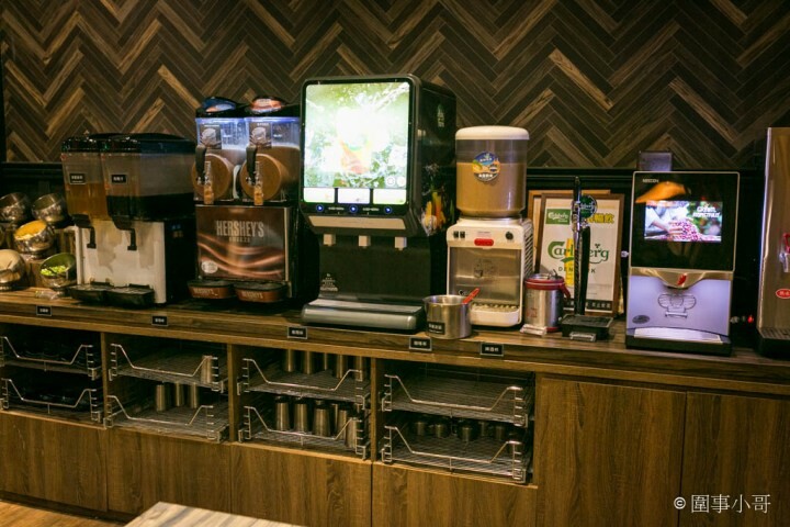 桃園龜山火鍋吃到飽-一年一度的草莓祭登場啦！還有和牛吃到飽通通在巴適經典麻辣鍋～男生女生都愛的金色三麥蜂蜜啤酒暢飲～但請注意飲酒過量有害健康 @圍事小哥的幸福相框