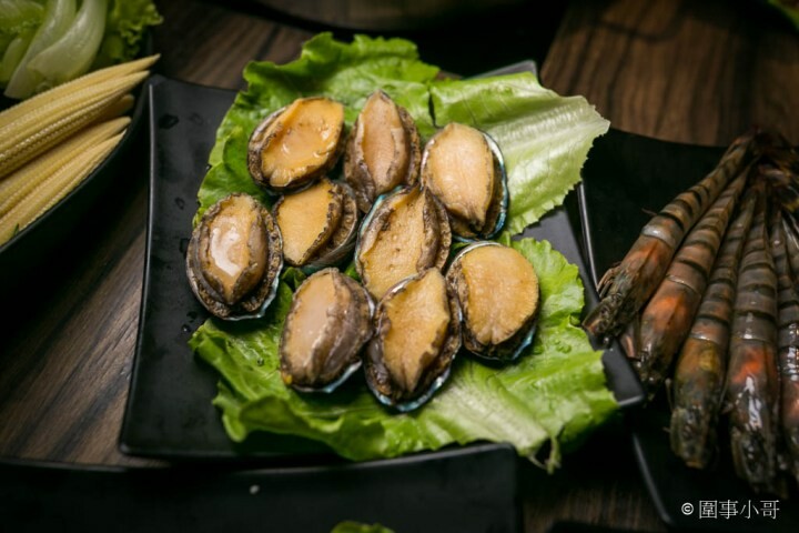 桃園龜山火鍋吃到飽-一年一度的草莓祭登場啦！還有和牛吃到飽通通在巴適經典麻辣鍋～男生女生都愛的金色三麥蜂蜜啤酒暢飲～但請注意飲酒過量有害健康 @圍事小哥的幸福相框