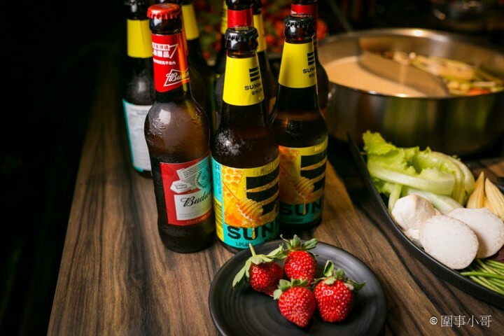 桃園龜山火鍋吃到飽-一年一度的草莓祭登場啦！還有和牛吃到飽通通在巴適經典麻辣鍋～男生女生都愛的金色三麥蜂蜜啤酒暢飲～但請注意飲酒過量有害健康 @圍事小哥的幸福相框