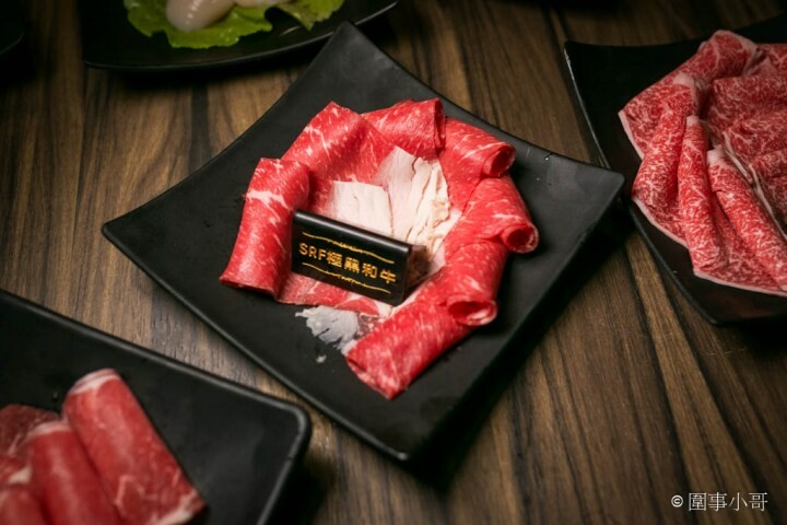 桃園龜山火鍋吃到飽-一年一度的草莓祭登場啦！還有和牛吃到飽通通在巴適經典麻辣鍋～男生女生都愛的金色三麥蜂蜜啤酒暢飲～但請注意飲酒過量有害健康 @圍事小哥的幸福相框