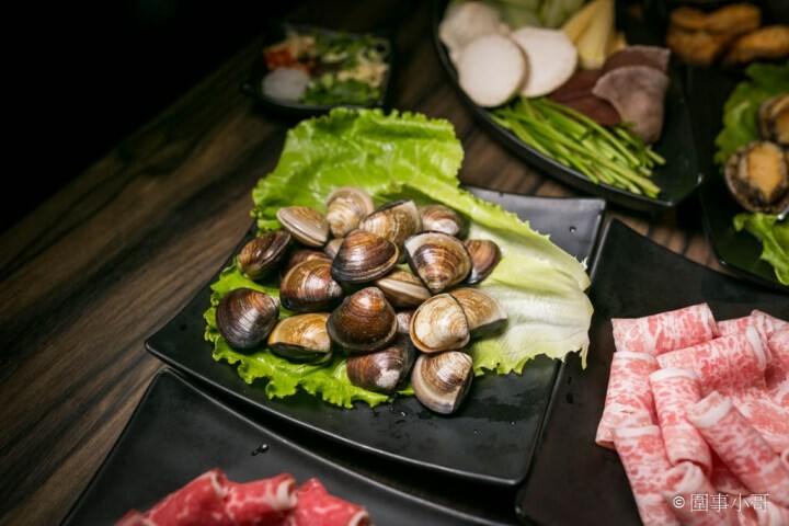 桃園龜山火鍋吃到飽-一年一度的草莓祭登場啦！還有和牛吃到飽通通在巴適經典麻辣鍋～男生女生都愛的金色三麥蜂蜜啤酒暢飲～但請注意飲酒過量有害健康 @圍事小哥的幸福相框