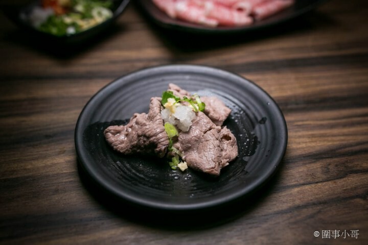 桃園龜山火鍋吃到飽-一年一度的草莓祭登場啦！還有和牛吃到飽通通在巴適經典麻辣鍋～男生女生都愛的金色三麥蜂蜜啤酒暢飲～但請注意飲酒過量有害健康 @圍事小哥的幸福相框