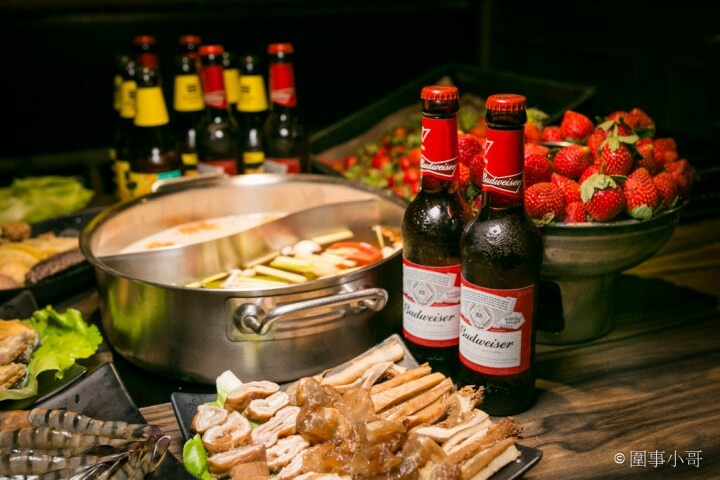 桃園龜山火鍋吃到飽-一年一度的草莓祭登場啦！還有和牛吃到飽通通在巴適經典麻辣鍋～男生女生都愛的金色三麥蜂蜜啤酒暢飲～但請注意飲酒過量有害健康 @圍事小哥的幸福相框