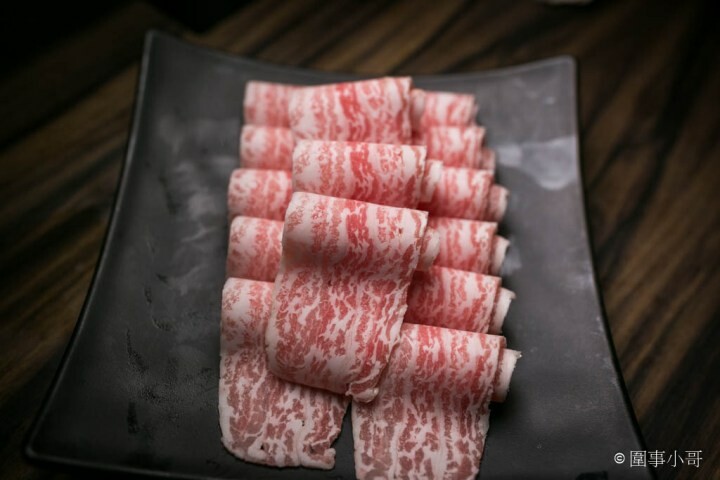 桃園龜山火鍋吃到飽-一年一度的草莓祭登場啦！還有和牛吃到飽通通在巴適經典麻辣鍋～男生女生都愛的金色三麥蜂蜜啤酒暢飲～但請注意飲酒過量有害健康 @圍事小哥的幸福相框