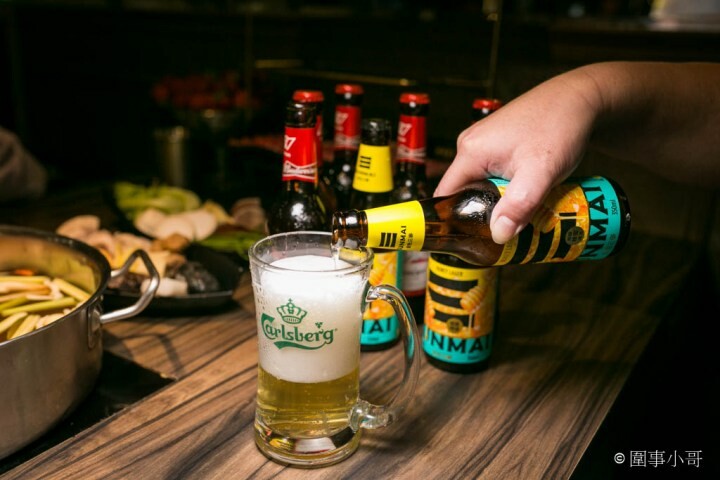 桃園龜山火鍋吃到飽-一年一度的草莓祭登場啦！還有和牛吃到飽通通在巴適經典麻辣鍋～男生女生都愛的金色三麥蜂蜜啤酒暢飲～但請注意飲酒過量有害健康 @圍事小哥的幸福相框