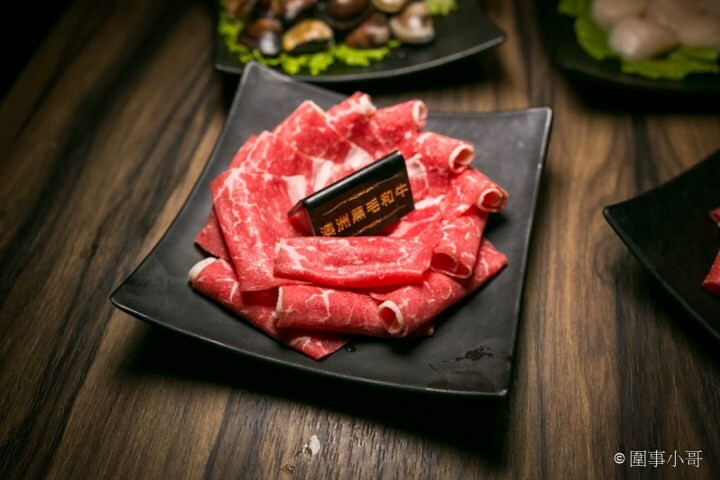 桃園龜山火鍋吃到飽-一年一度的草莓祭登場啦！還有和牛吃到飽通通在巴適經典麻辣鍋～男生女生都愛的金色三麥蜂蜜啤酒暢飲～但請注意飲酒過量有害健康 @圍事小哥的幸福相框