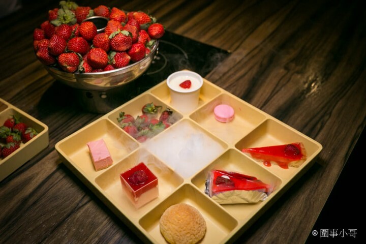 桃園龜山火鍋吃到飽-一年一度的草莓祭登場啦！還有和牛吃到飽通通在巴適經典麻辣鍋～男生女生都愛的金色三麥蜂蜜啤酒暢飲～但請注意飲酒過量有害健康 @圍事小哥的幸福相框