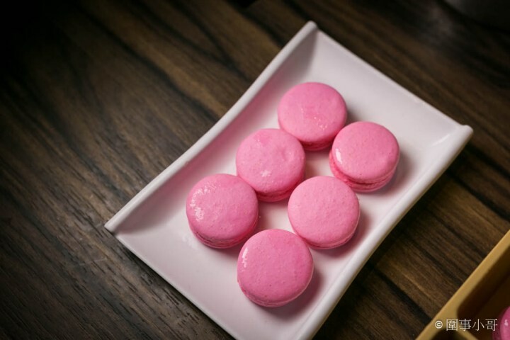 桃園龜山火鍋吃到飽-一年一度的草莓祭登場啦！還有和牛吃到飽通通在巴適經典麻辣鍋～男生女生都愛的金色三麥蜂蜜啤酒暢飲～但請注意飲酒過量有害健康 @圍事小哥的幸福相框