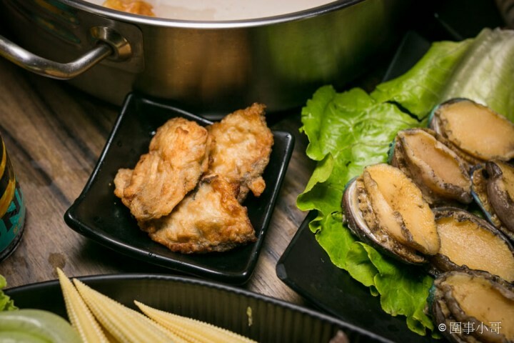 桃園龜山火鍋吃到飽-一年一度的草莓祭登場啦！還有和牛吃到飽通通在巴適經典麻辣鍋～男生女生都愛的金色三麥蜂蜜啤酒暢飲～但請注意飲酒過量有害健康 @圍事小哥的幸福相框